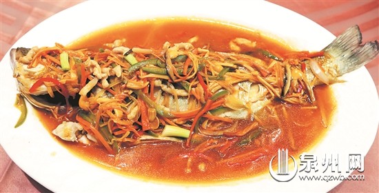 中国侨网可同时品尝到酸甜调味及鱼肉鲜甜的手工菜“五柳鱼”。