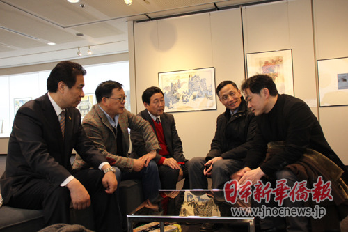 中国侨网“东京新画派”代表金醒石(右一)等同安徽省美协领导商讨携手推动中日文化交流。(日本新华侨报网 供图)