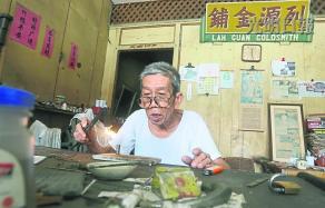 中国侨网年事已高的邝进盛仍自食其力的靠自己的能力生活。(马来西亚《光明日报》)