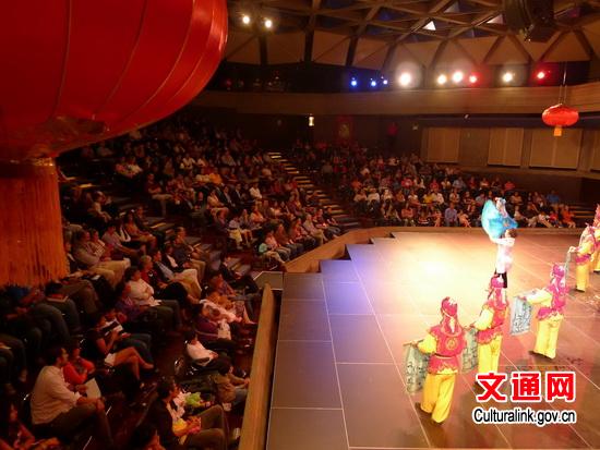 中国侨网演出受到当地观众的热烈欢迎，剧场座无虚席。