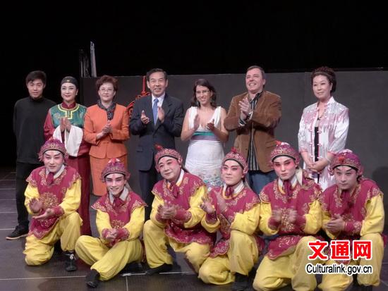 中国侨网赵荣宪大使、委文化部副部长和剧院院长与演员们合影。