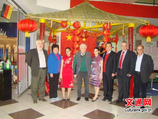 中国侨网LGU校长及两位院长与中国使馆文化专员在中国展台前合影。（陈中林 摄）