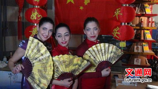 中国侨网中国展台的三位同学。（陈中林 摄）