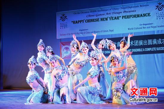 中国侨网舞蹈《鱼月神泉》。