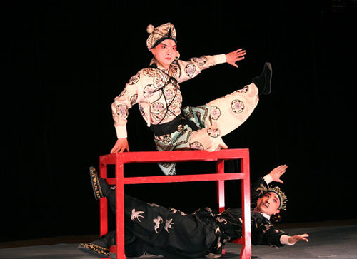 中国侨网北京京剧院排练京剧名段《三岔口》。