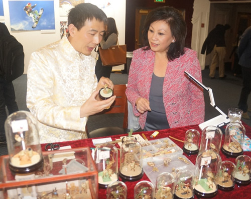 中国侨网毛猴工艺传承人于光军已经有30多年的毛猴制作经验。(全美中华青年联合会)