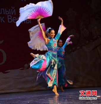 中国侨网舞蹈表演《秀色》。