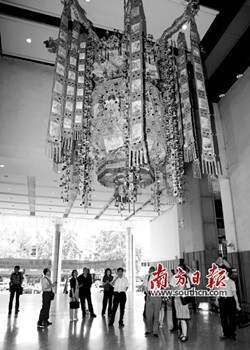 中国侨网东莞的千角灯是一盏缀有“一千个角,一千彩灯”的大灯。千角灯制作工艺的传承与保护值得关注。