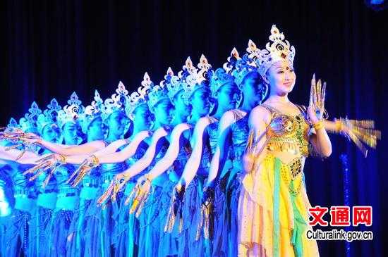 中国侨网舞蹈《千手观音》艳惊全场。