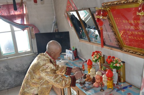 中国侨网仪式是以上香开始的,家中男主人在上午八点左右,用清水洗净