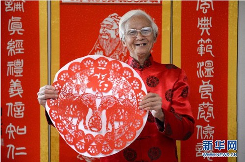 中国侨网刘纪甫展示为新年创作的剪纸作品《双羊送福》。(万象 摄)