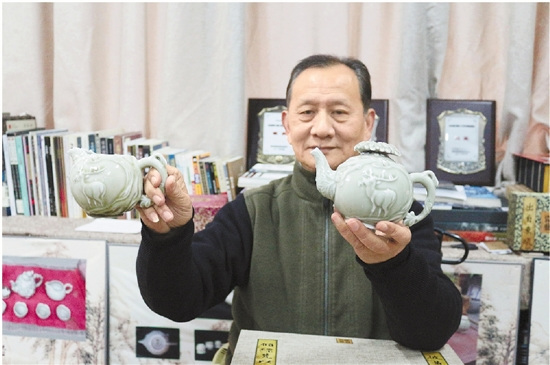 中国侨网陈景炜,浙江温州市瓯窑学会会长,永嘉瓯窑陶瓷研究所所长,浙江省陶瓷协会副会长,瓯窑“非遗”传人。