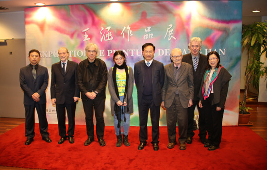 中国侨网嘉宾出席王涵作品展开幕式。(法国《欧洲时报》/黄冠杰 摄)