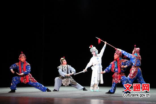 中国侨网天津青年京剧团演出剧照。