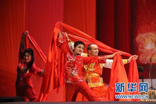 中国侨网塔吉克斯坦国立民族大学孔子学院艺术团表演中国舞蹈。（王峰 摄）