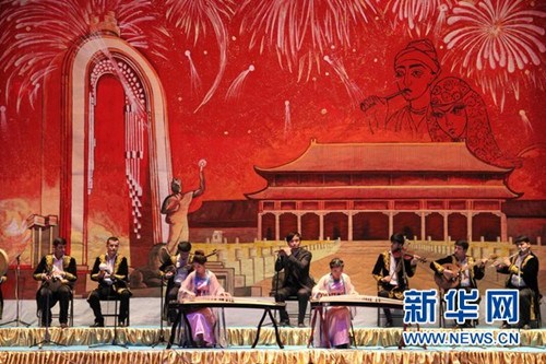 中国侨网中塔民族乐器演奏：《金蛇狂舞》。（王峰 摄）