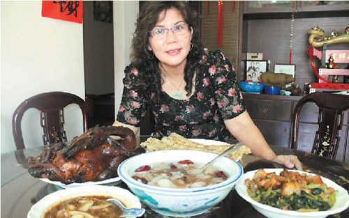 中国侨网陈爱莉热衷烹饪潮州菜,煮出一道又一道古早味佳肴。
