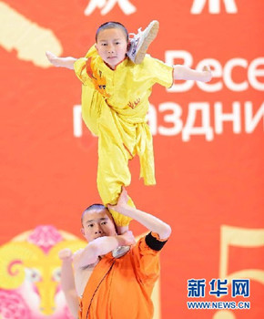 中国侨网2月4日晚，在乌兹别克斯坦首都塔什干突厥宫，艺术家在表演中国武术和舞蹈。（沙达提 摄）