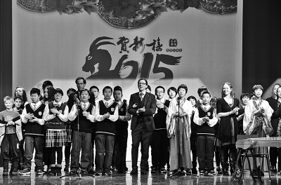 中国侨网图为中芬学生和老师同台演出。(赵广俊 摄)