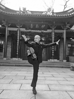 中国侨网夏宝峰展示内家拳。