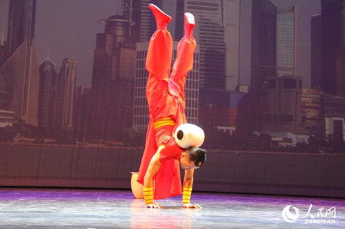 中国侨网图为杂技表演“顶缸”。（李增伟 摄）