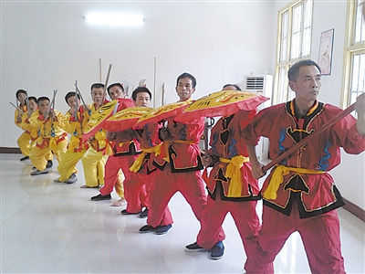 中国侨网藤牌舞的表演者正在进行排练。