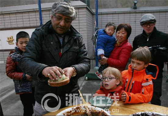 中国侨网印度大叔包青团。