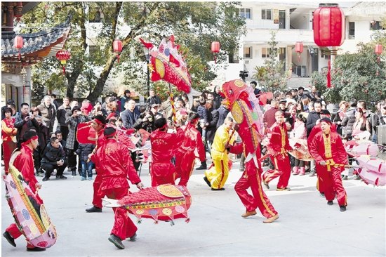 中国侨网青田鱼灯表演。（梁臻 孙潇娜 张尚伟/摄）