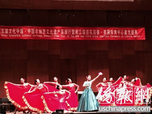 中国侨网舞蹈《俏妞妞》带来喜庆气氛。(美国《侨报》/林菁 摄)