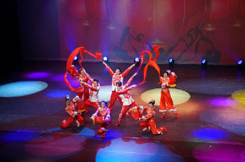 中国侨网开场群舞中国铁路文工团的《红红火火》带来了中国春节的喜庆热闹。(李学江 摄)