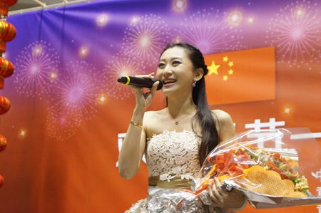 中国侨网青年歌手岳璐演唱的《大地飞歌》中拉开帷幕。