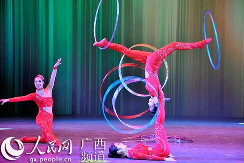 中国侨网杂技《晃圈》。