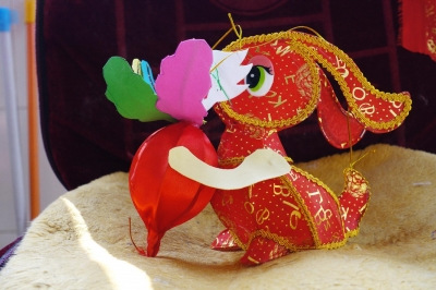 中国侨网扬州花灯“兔子拔萝卜”。（张卓君 摄）