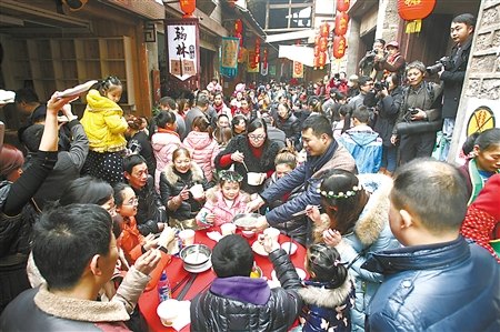 中国侨网14日，中山古镇“千米长宴”现场。（邹飞 摄）