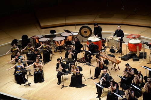 图为中央民族乐团的演员们在演奏作曲家马久