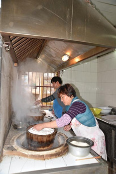 中国侨网宋爱华夫妇制作桶蒸糕。（翁文仙 摄）