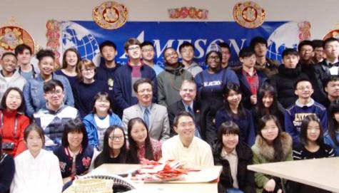 中国侨网一群来自中国的学生在华盛顿和美国学生一起庆祝农历羊年的到来，度过了在异乡的别样春节。（美国中文网）
