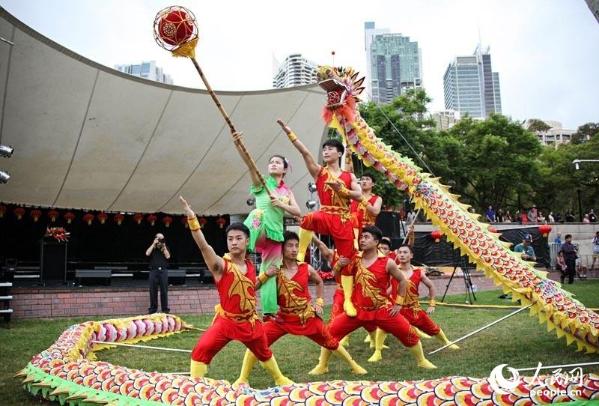 中国侨网情人港汤柏伦公园举行的舞龙表演。(摄影 马小龙)