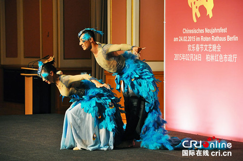 中国侨网傣族双人舞《雀之恋》。