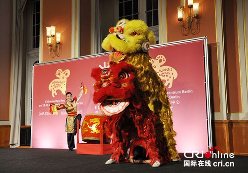 中国侨网开场大鼓舞狮表演。