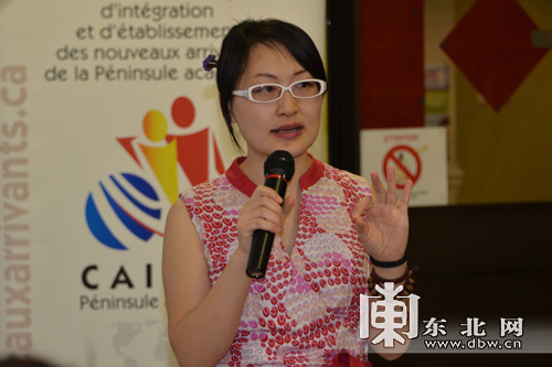 中国侨网晓欣在做演讲。