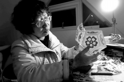 中国侨网非遗传承人蔡聪慧正在精心制作针刺无骨花灯。(潘珊菊 摄)