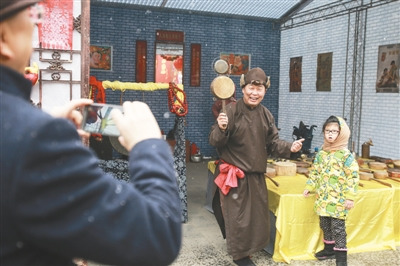中国侨网2月19日，地坛庙会，宋振忠向游客讲述老北京人过年习俗。（彭子洋 摄）