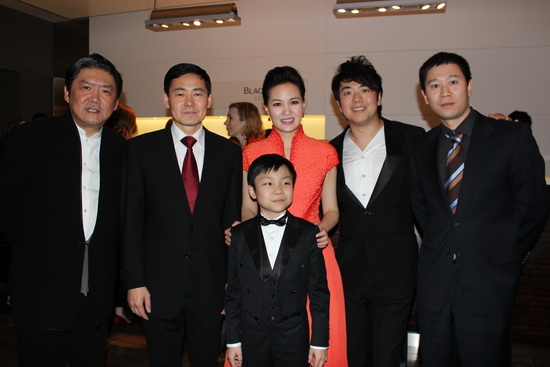 中国侨网驻多伦多总领事薛冰（左二）与中方艺术家余隆、雷佳、朗朗等合影。
