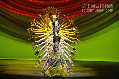 中国侨网2月23日，在英国首都伦敦，演员在“文化中国·四海同春”羊年新春慰侨演出上表演舞蹈《千手观音》。（新华社记者夏晓 摄）
