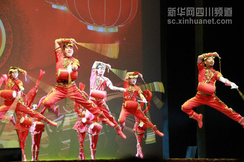 中国侨网2月23日，在英国首都伦敦，演员在“文化中国·四海同春”羊年新春慰侨演出上表演舞蹈《新春花鼓》。（新华社记者夏晓 摄）