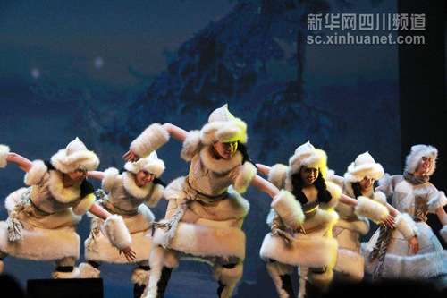 中国侨网 2月23日，在英国首都伦敦，演员在“文化中国·四海同春”羊年新春慰侨演出上表演舞蹈《打歌打舞》。（新华社记者夏晓 摄 ）