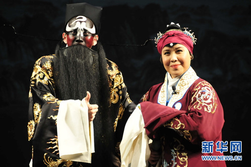 中国侨网图七为翟墨（右）与方旭表演《赤桑镇》。