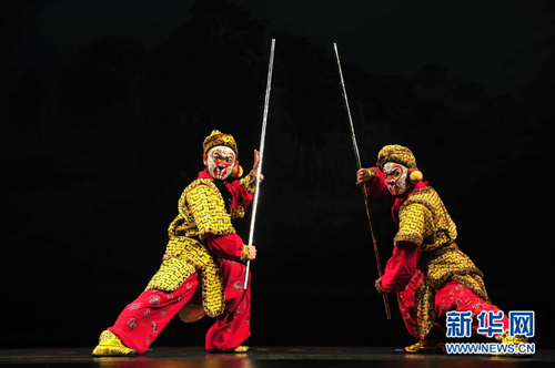 中国侨网京剧折子戏《真假美猴王》。
