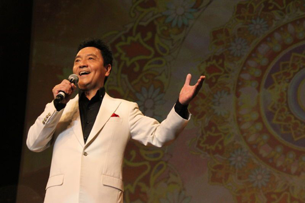 中国侨网男高音歌唱家唐彪演唱《牡丹之歌》。